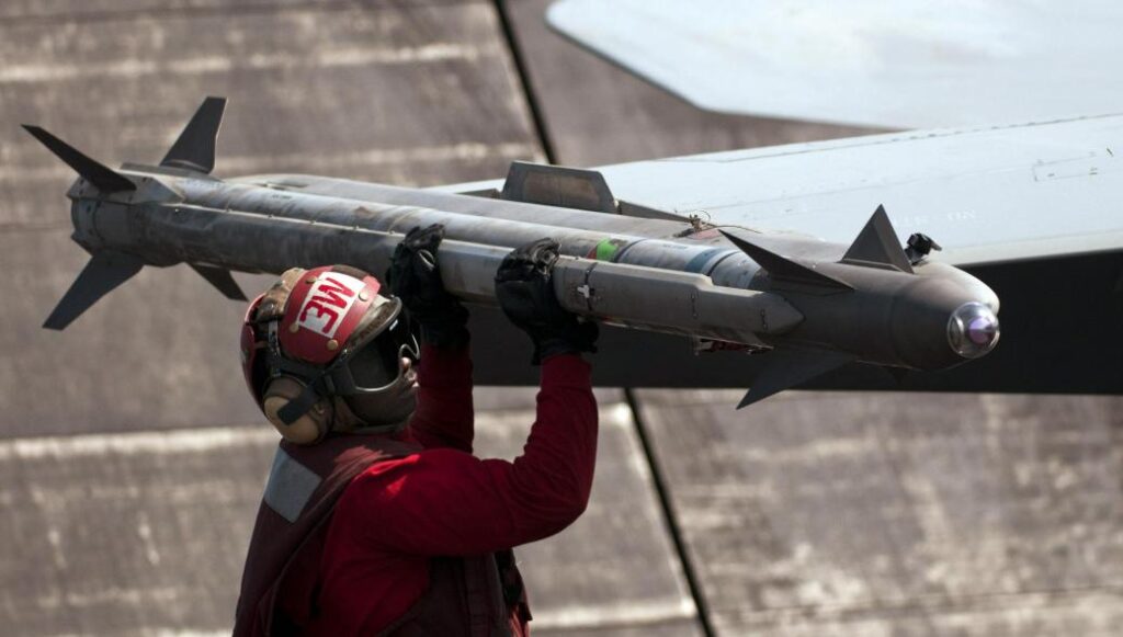 Raytheon: Συμβόλαιο για την παραγωγή 483 βλημάτων ΑΙΜ-9Χ